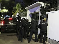 La policía irrumpe en la embajada de México en Quito, Ecuador. Foto: AFP