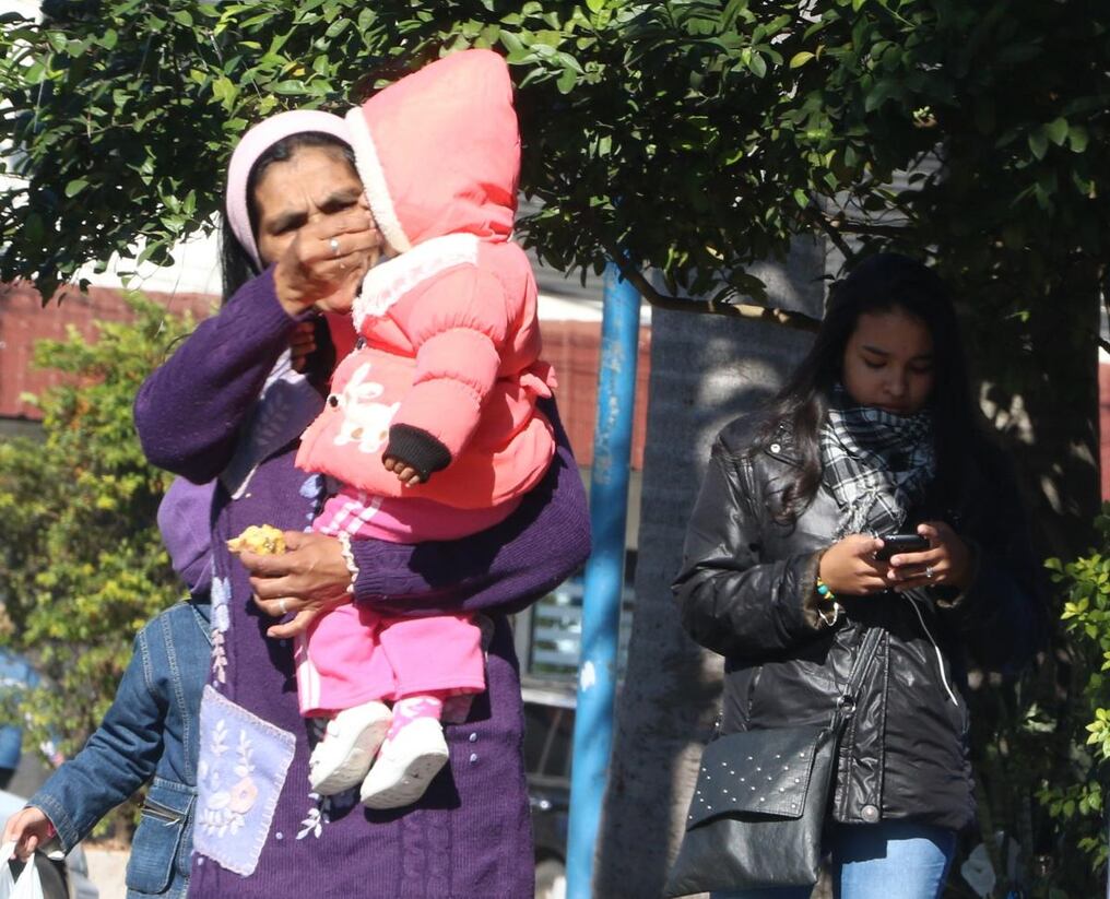 Varios virus circulan en forma simultánea: virus sincitial respiratorio; rhinovirus, SARS-CoV2, influenza, metapneumovirus, parainfluenza y adenovirus. Los casos abundan en los extremos de la vida: en niños menores de 2 años y mayores de 60 años edad. Foto: NM