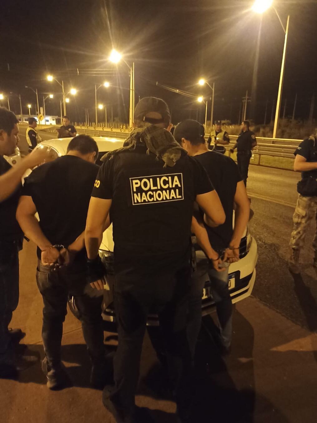 La Nación / Policía detuvo en Irala a dos miembros de banda criminal, con  49 cartuchos