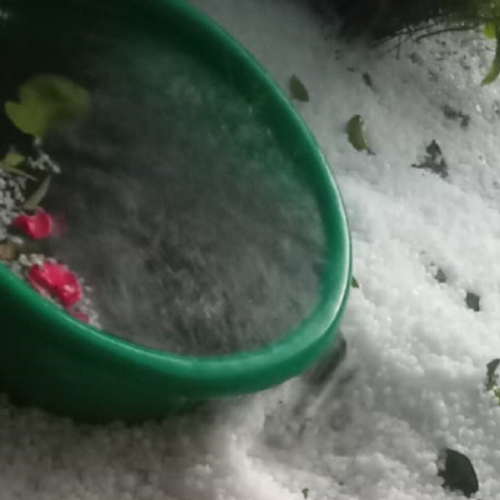 La última semana de julio en Escobar (Paraguarí) cayó granizo con característica más homogénea y la gente pensó que era nieve. Foto: Gentileza