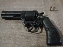 El revólver utilizado para el intento de feminicidio.