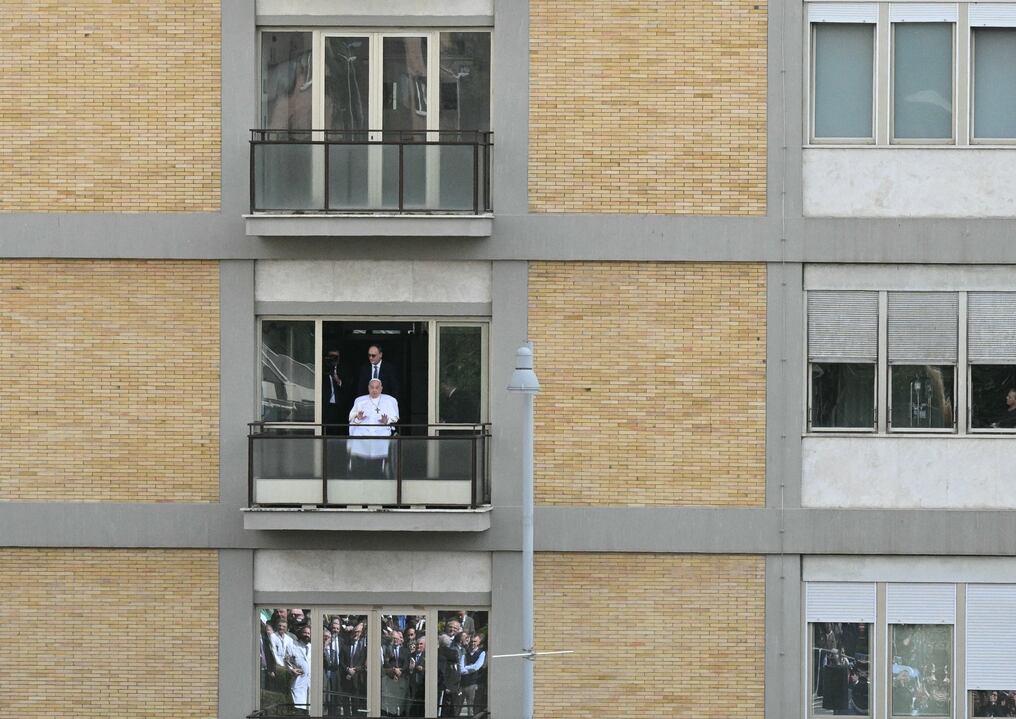 Hospitalizado desde el 14 de febrero, el sacerdote argentino realizó este domingo su primera reaparición en público al salir de alta. Foto: Tiziana Fabi/AFP