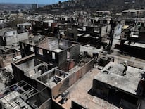 Los incendios forestales arrasaron con estas viviendas. Foto; AFP.