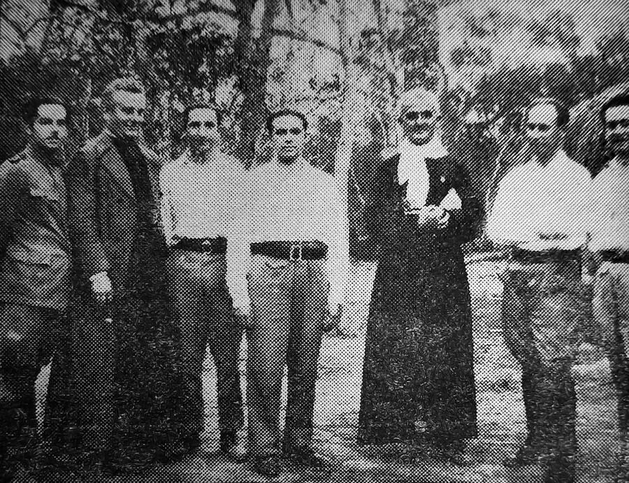 Fotografía en la que aparecen, entre otros, el padre Alfonso Zawadzky (tercero de la derecha) publicada en el libro “La tragedia del Chaco Boreal” (1935), escrito por el otro cura que aparece en la imagen, el italiano Onorato Améndola de Tebaldi