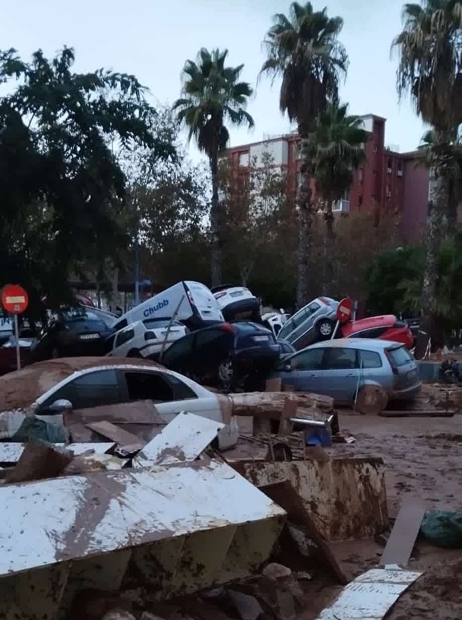 Autos apilados tras la devastación del fenómeno Dana, en Valencia. Foto: Gentileza