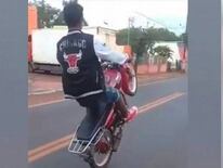 Joven motociclistas haciendo la peligrosa pirueta “willy”.