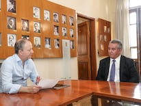 El ministro de Economía, Carlos Fernández Valdovinos durante la reunión con Venancio Díaz. Foto: Gentileza