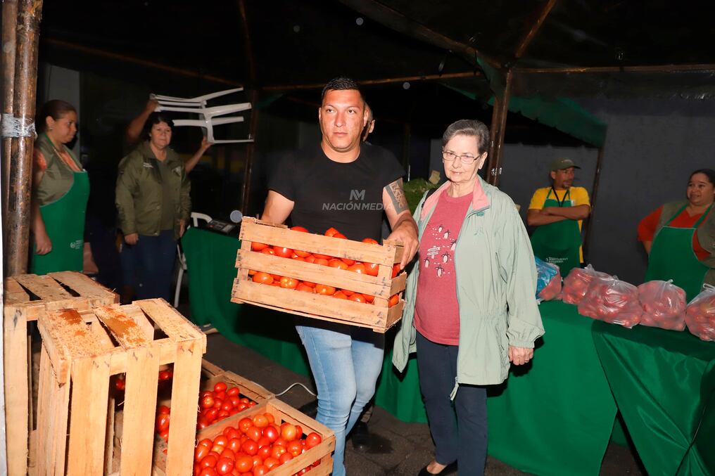 En la fecha, el MAG realizó una feria de tomate que en las primeras horas ya se agotó dejando una recaudación exitosa. Foto: Néstor Soto