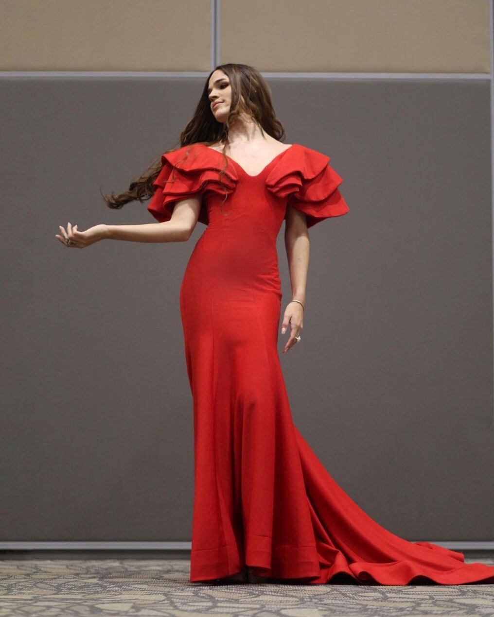 La Nación / Lady in red: La Comadre sorprendió con un sensual atuendo en la  gala de Miss Universo Paraguay