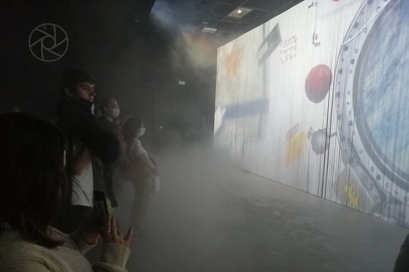 La historia ancestral y contemporánea del Japón es expuesta en salas cubiertas de niebla, lo que da una sensación de misterio y expectativa al recorrido por el pabellón. Foto: Juan Carlos Dos Santos.