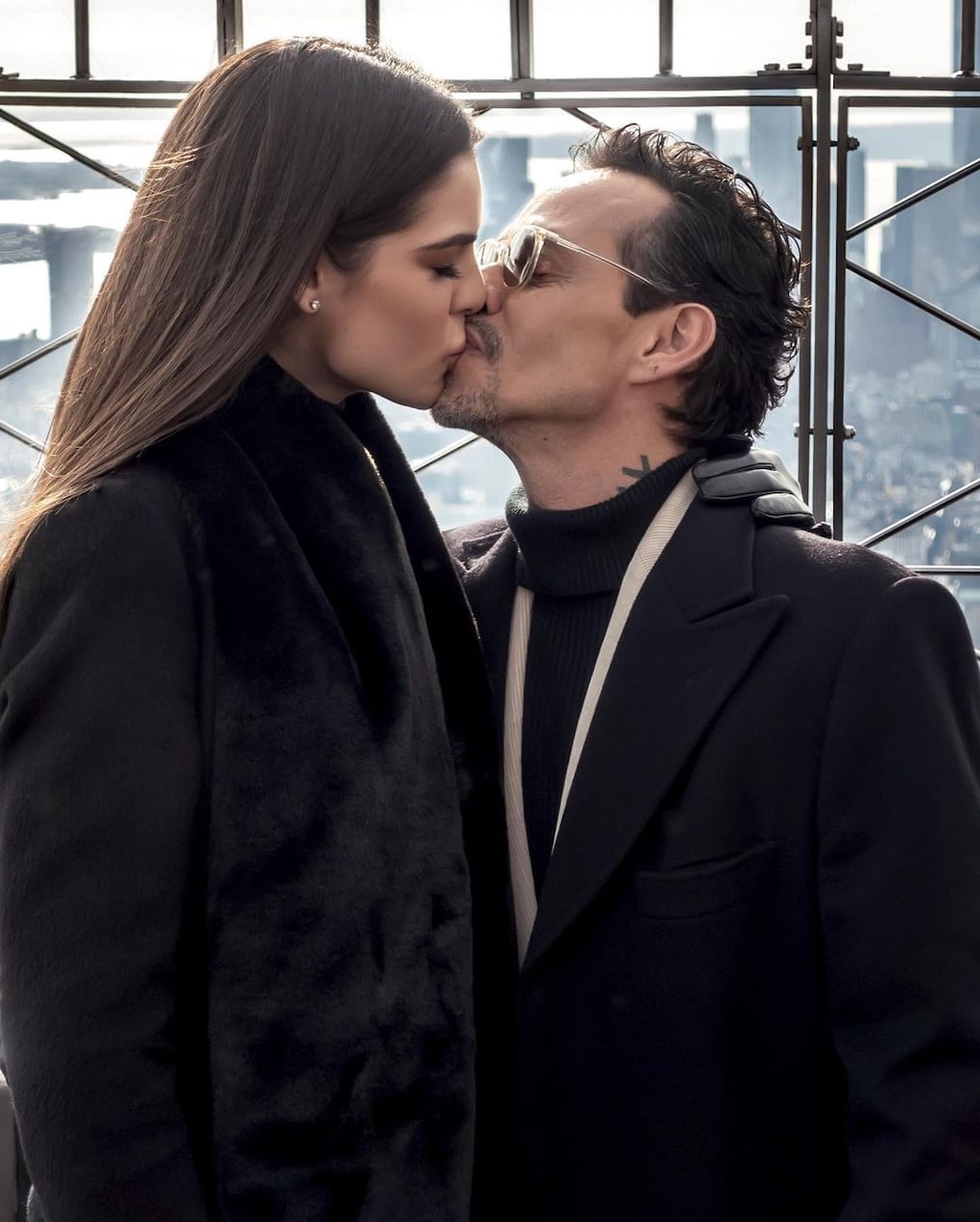 La Nación / Nadia Ferreira y Marc Anthony a los besos en el Empire State