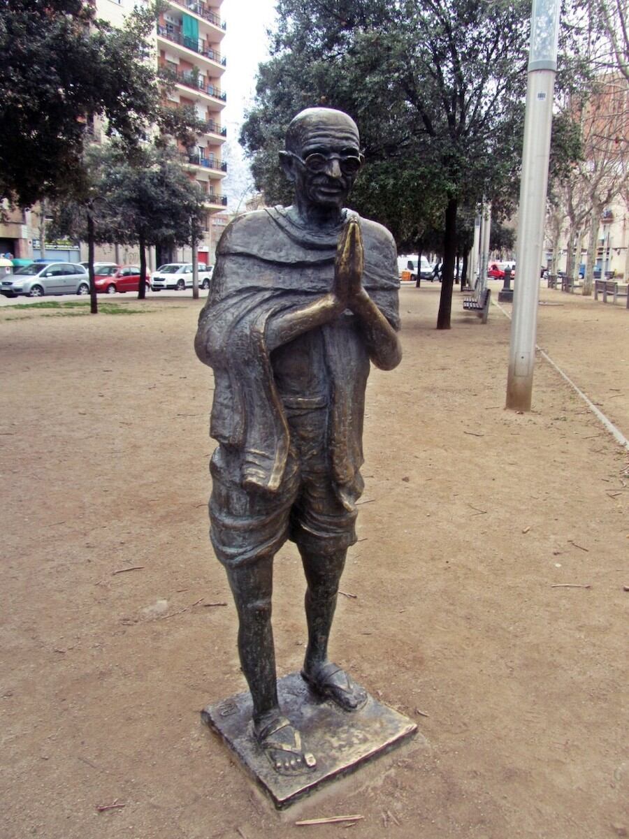 En Jardinets de Gandhi, Barcelona, la obra del escultor y Premio Nobel de la Paz Adolfo Pérez Esquivel. La escultura del Mahatma está allí emplazada desde el 2000.