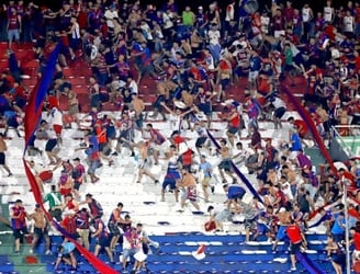 La pelea entre barras de Cerro Porteño se produjo durante el partido contra 2 de mayo. Foto: Robert Zarza.