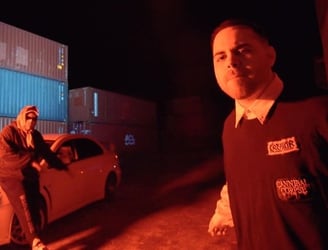 Fotograma del videoclip de “Auto”, de El Culto Casero y Dromedarios Mágicos.