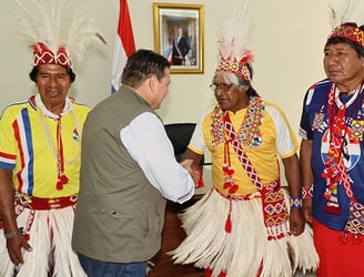 Los nativos reunidos con el titular del Indert. Foto: Gentileza.